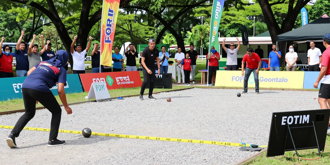 Suasana turnamen petanque FOPI Kota Gorontalo di lapangan terbuka, menampilkan pertandingan yang penuh semangat.